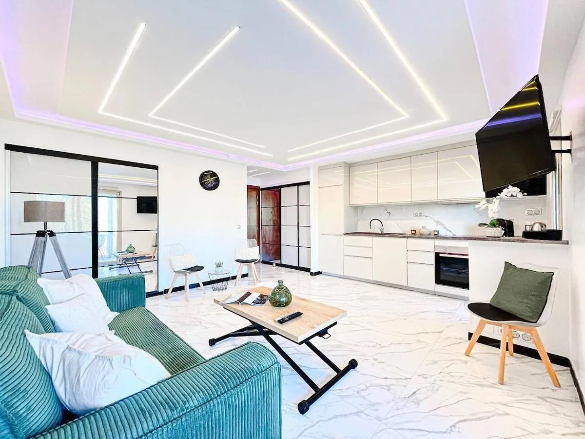 Kontakte von Le Mimosa - Accommodation Patio Centre De Cannes